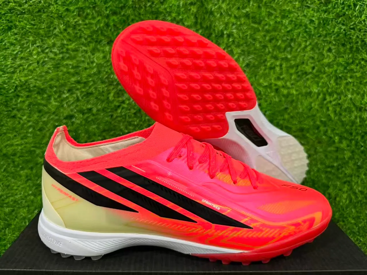Adidas Zapatillas de fútbol rosa y naranja low-cut con upper sintético gradiente neón para césped artificial 4