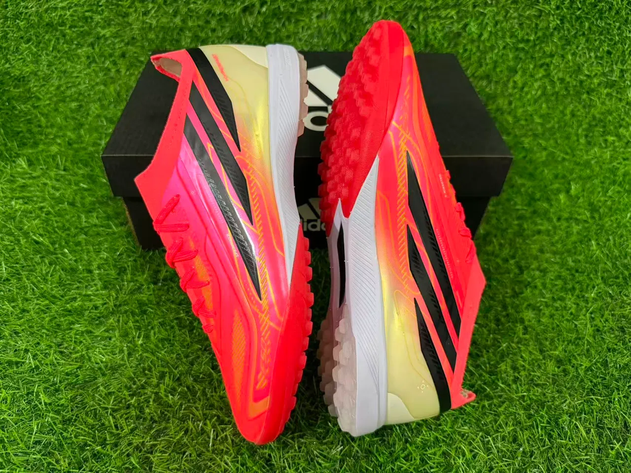 Adidas Zapatillas de fútbol rosa y naranja low-cut con upper sintético gradiente neón para césped artificial 5