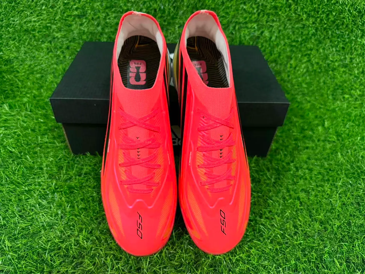 Adidas Zapatillas de fútbol rosa y naranja low-cut con upper sintético gradiente neón para césped artificial 7
