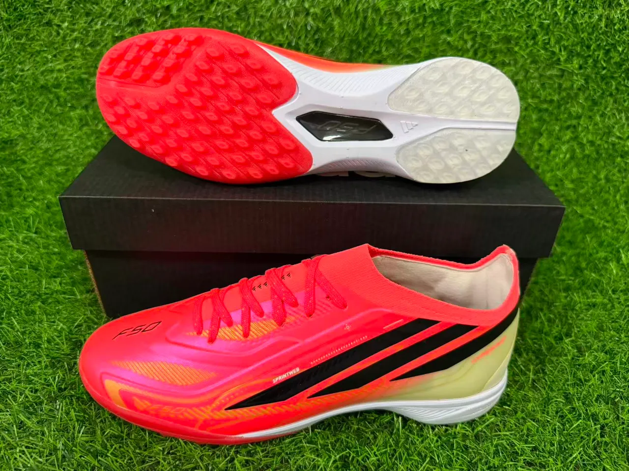 Adidas Zapatillas de fútbol rosa y naranja low-cut con upper sintético gradiente neón para césped artificial 8
