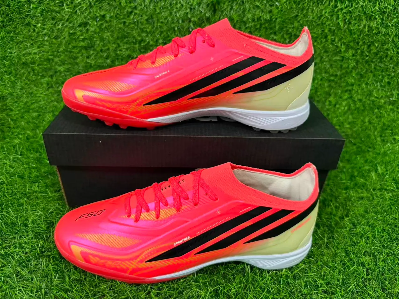 Adidas Zapatillas de fútbol rosa y naranja low-cut con upper sintético gradiente neón para césped artificial 9