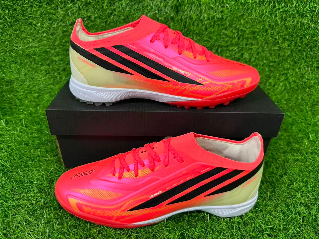 Adidas Zapatillas de fútbol rosa y naranja low-cut con upper sintético gradiente neón para césped artificial 10