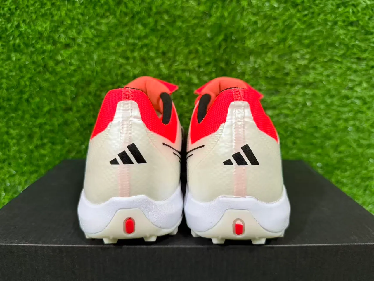 Adidas Predator أحذية كرة القدم للعشب الصناعي 11