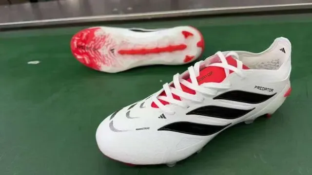 Adidas Predator blanco y rojo upper sintético con branding de tres rayas negras y punta firm ground zapatos de fútbol 8