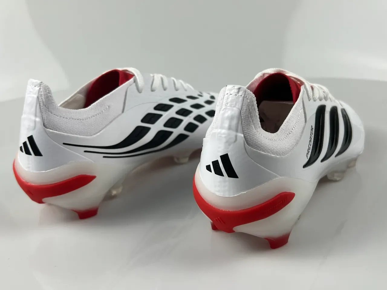 Adidas Predator blanco y rojo upper sintético con branding de tres rayas negras y punta firm ground zapatos de fútbol 9