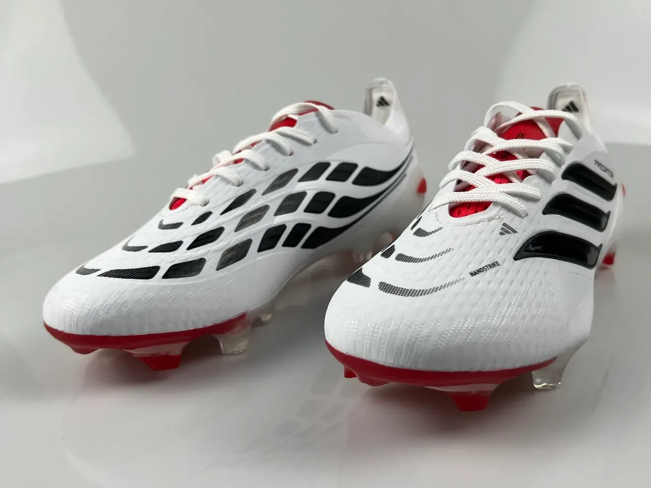 Adidas Predator blanco y rojo upper sintético con branding de tres rayas negras y punta firm ground zapatos de fútbol 10