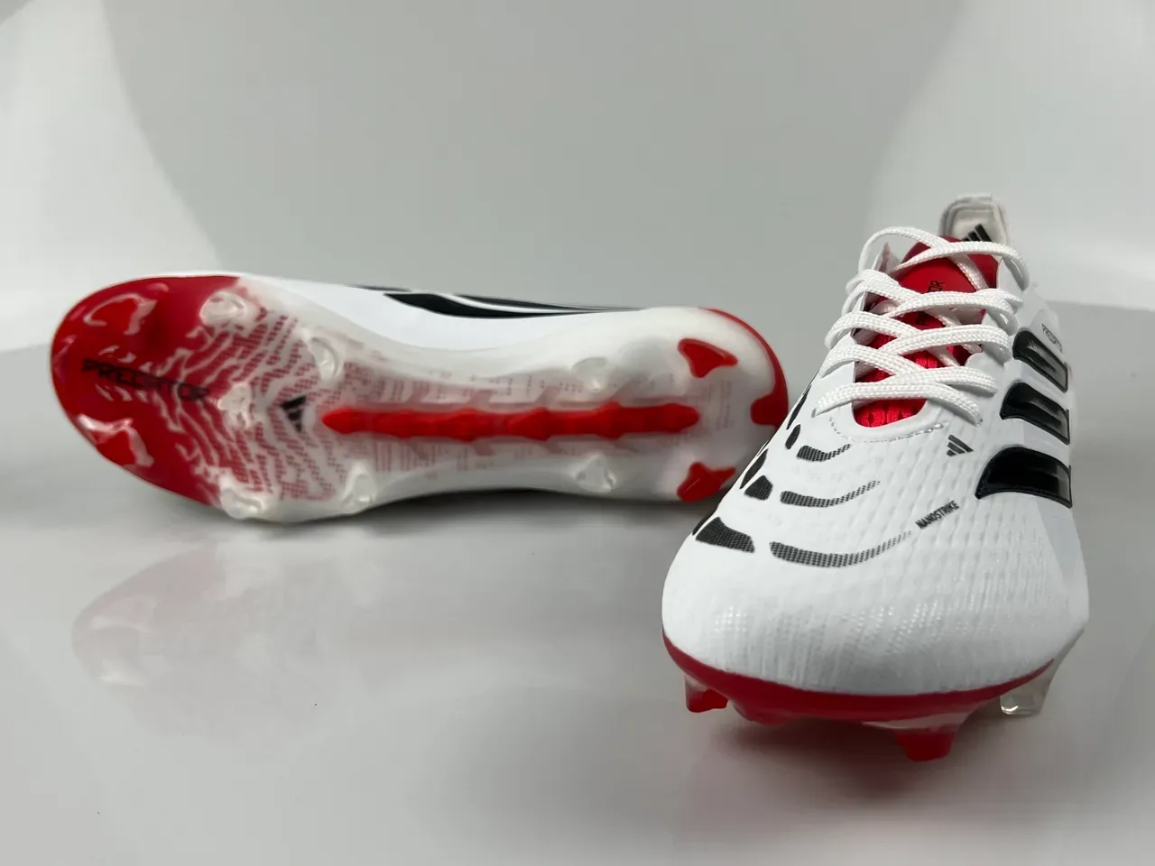 Adidas Predator blanco y rojo upper sintético con branding de tres rayas negras y punta firm ground zapatos de fútbol 11