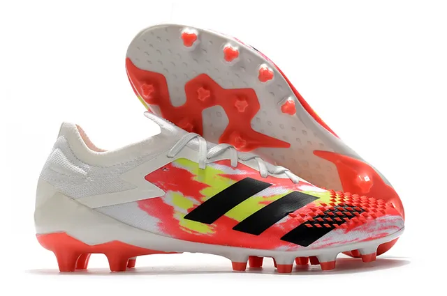 Adidas 红黑低帮袜套足上部不对称系带塑胶钉足球鞋 3