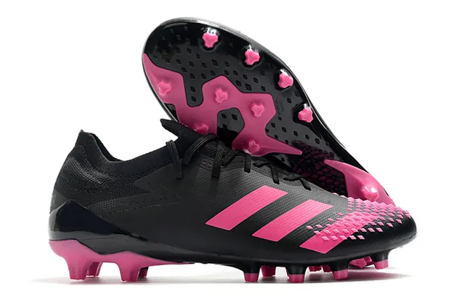 Adidas 红黑低帮袜套足上部不对称系带塑胶钉足球鞋 8