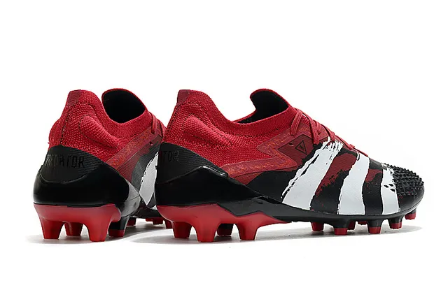 Adidas 红黑低帮袜套足上部不对称系带塑胶钉足球鞋 18