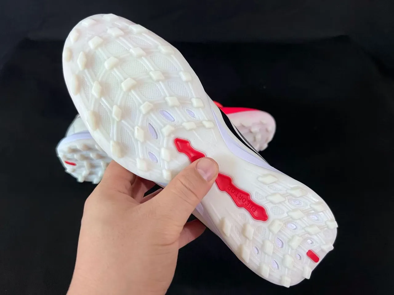Adidas أحمر أبيض منخفض القدم الاصطناعي العلوي ثلاث شرائط غطاء القفص أحذية كرة القدم للعشب 2