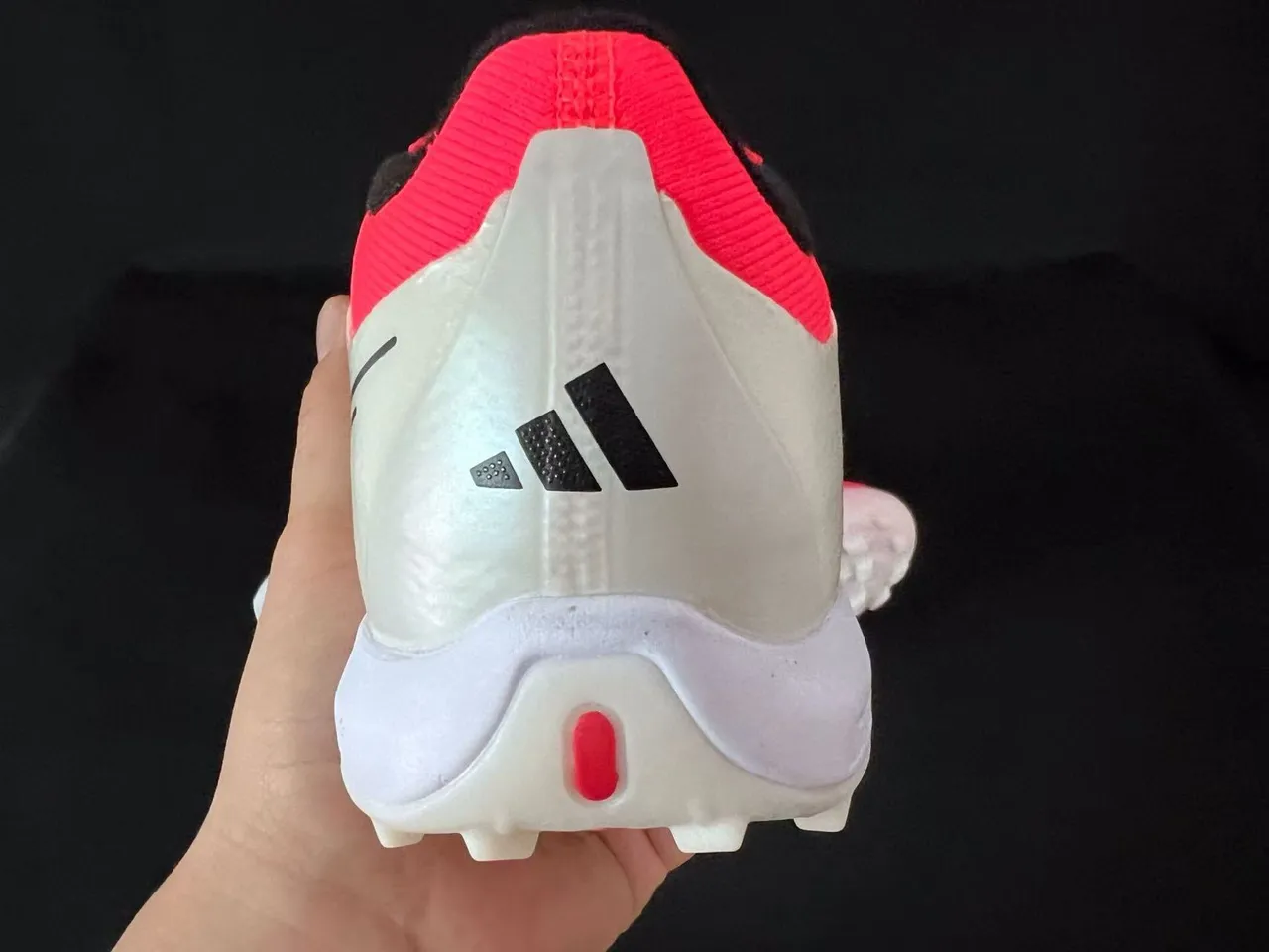 Adidas أحمر أبيض منخفض القدم الاصطناعي العلوي ثلاث شرائط غطاء القفص أحذية كرة القدم للعشب 3