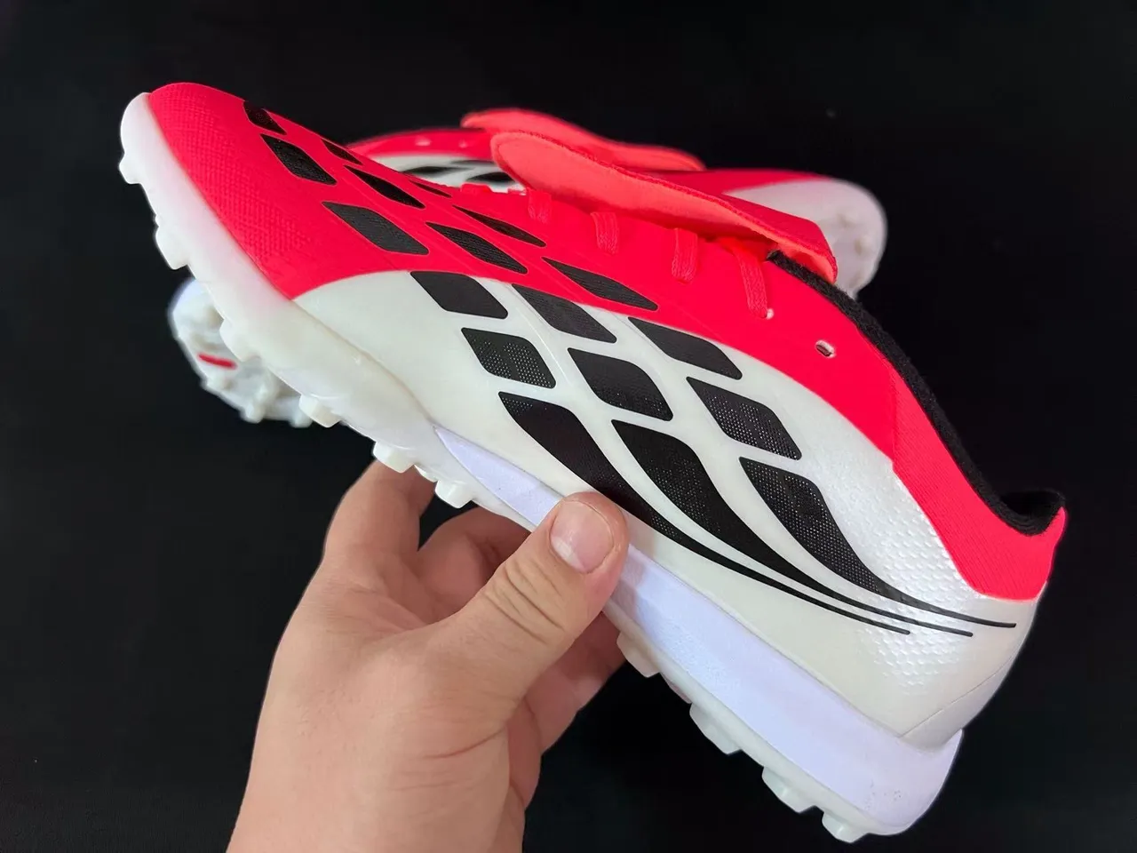 Adidas أحمر أبيض منخفض القدم الاصطناعي العلوي ثلاث شرائط غطاء القفص أحذية كرة القدم للعشب 4
