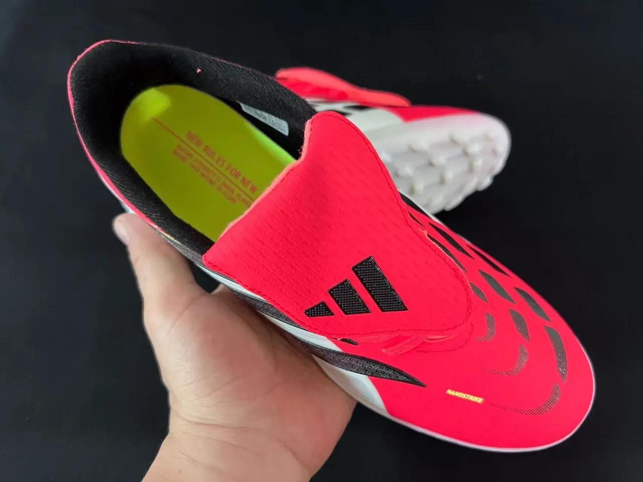 Adidas أحمر أبيض منخفض القدم الاصطناعي العلوي ثلاث شرائط غطاء القفص أحذية كرة القدم للعشب 5