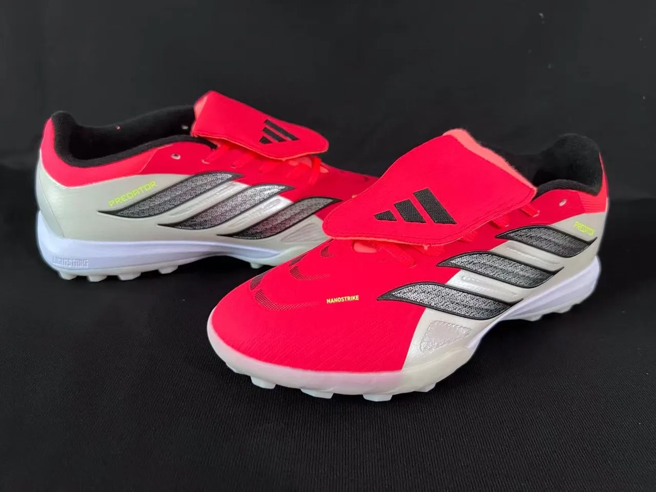 Adidas أحمر أبيض منخفض القدم الاصطناعي العلوي ثلاث شرائط غطاء القفص أحذية كرة القدم للعشب 6