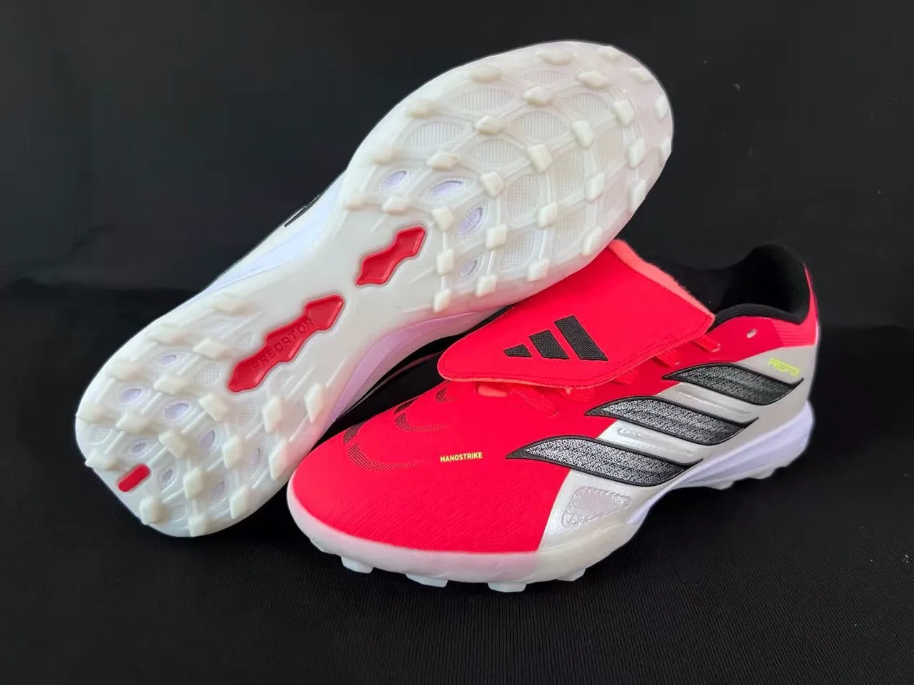 Adidas أحمر أبيض منخفض القدم الاصطناعي العلوي ثلاث شرائط غطاء القفص أحذية كرة القدم للعشب 7