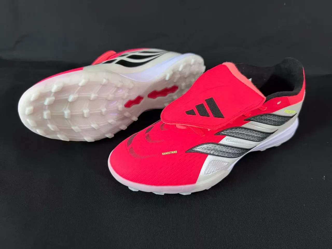 Adidas أحمر أبيض منخفض القدم الاصطناعي العلوي ثلاث شرائط غطاء القفص أحذية كرة القدم للعشب 8