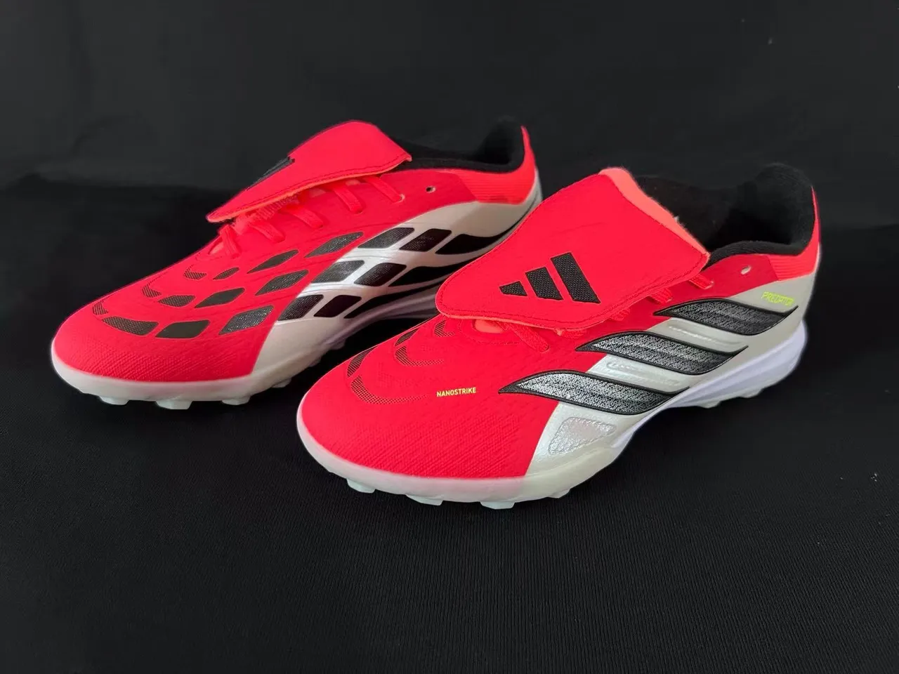 Adidas أحمر أبيض منخفض القدم الاصطناعي العلوي ثلاث شرائط غطاء القفص أحذية كرة القدم للعشب 9