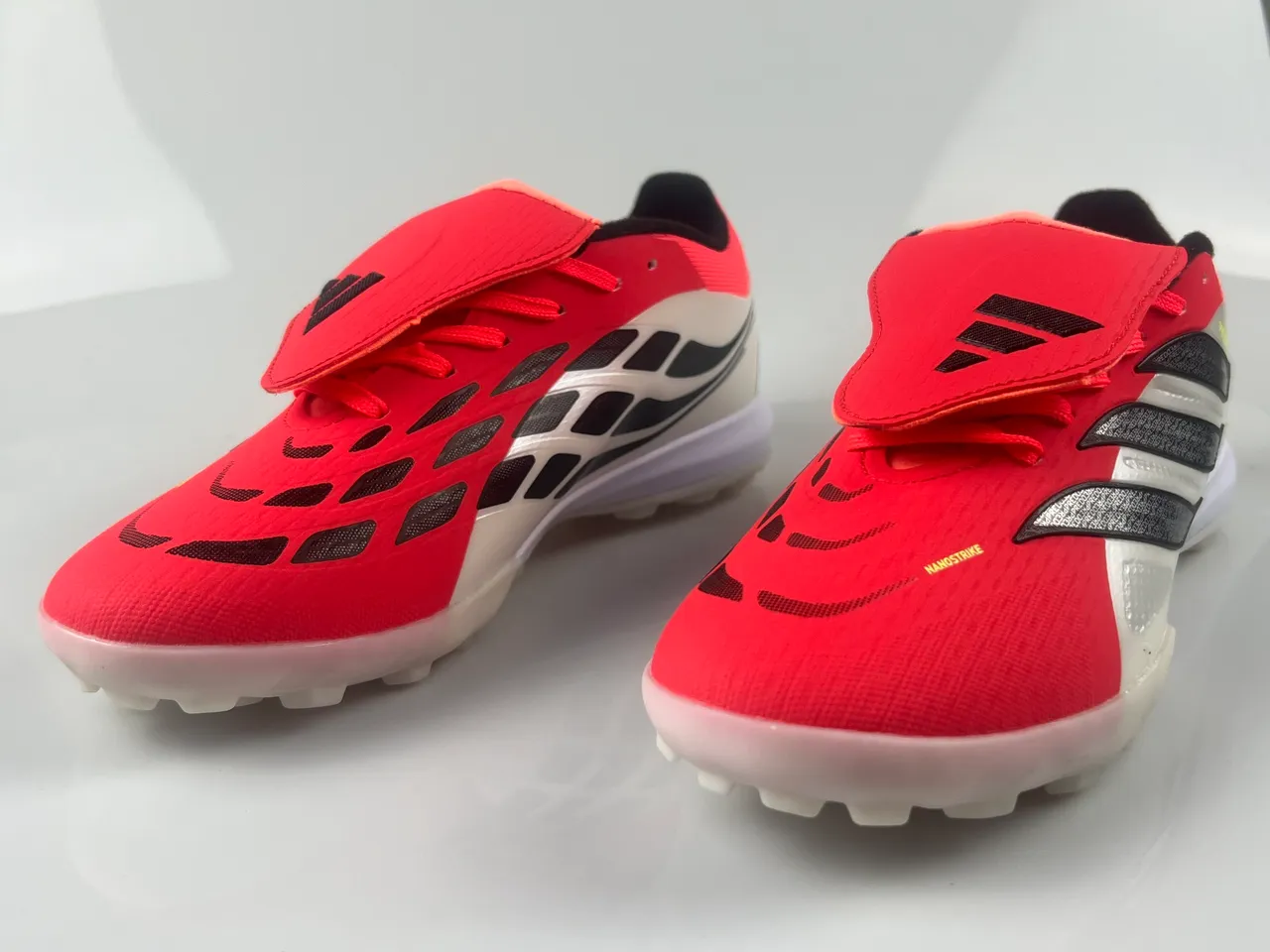 Adidas أحمر أبيض منخفض القدم الاصطناعي العلوي ثلاث شرائط غطاء القفص أحذية كرة القدم للعشب 10