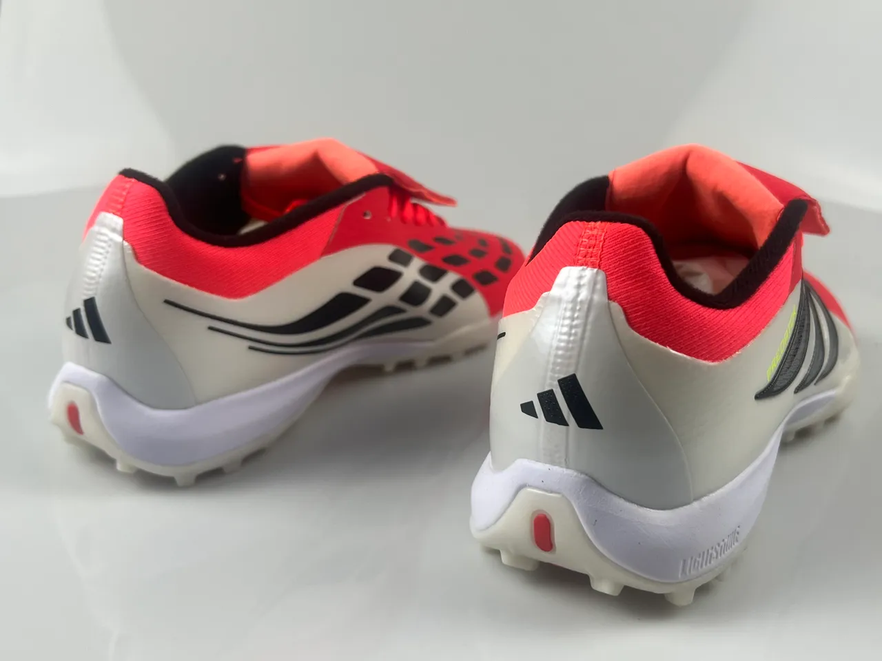 Adidas أحمر أبيض منخفض القدم الاصطناعي العلوي ثلاث شرائط غطاء القفص أحذية كرة القدم للعشب 11