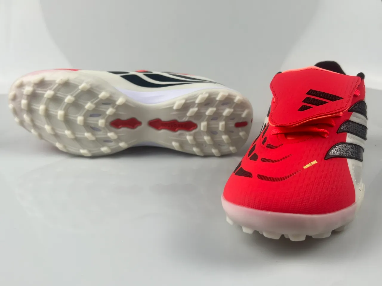 Adidas أحمر أبيض منخفض القدم الاصطناعي العلوي ثلاث شرائط غطاء القفص أحذية كرة القدم للعشب 12