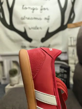 Adidas Sapatos Mary Jane com parte superior de camurça sintético, painel lateral com três listras, vermelho e branco 3