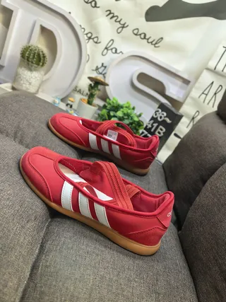 Adidas Sapatos Mary Jane com parte superior de camurça sintético, painel lateral com três listras, vermelho e branco 7