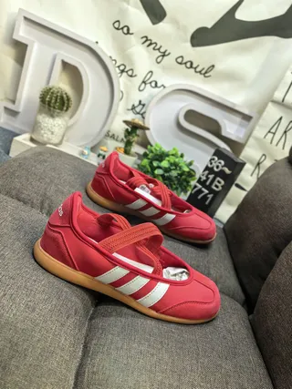 Adidas Sapatos Mary Jane com parte superior de camurça sintético, painel lateral com três listras, vermelho e branco 9