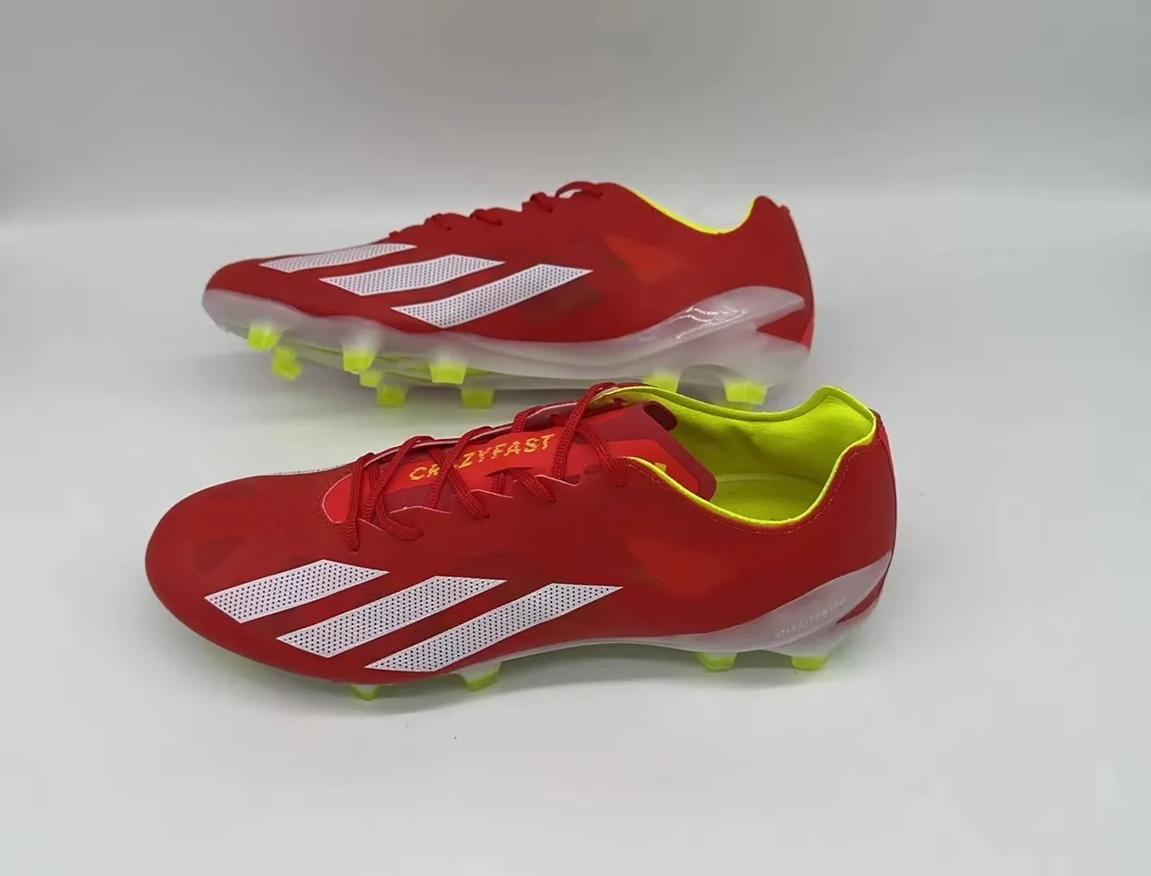 Adidas Chaussures de football Firm-Ground à talons bas, empeigne synthétique perforée avec branding de trois rayures en rouge et jaune 2