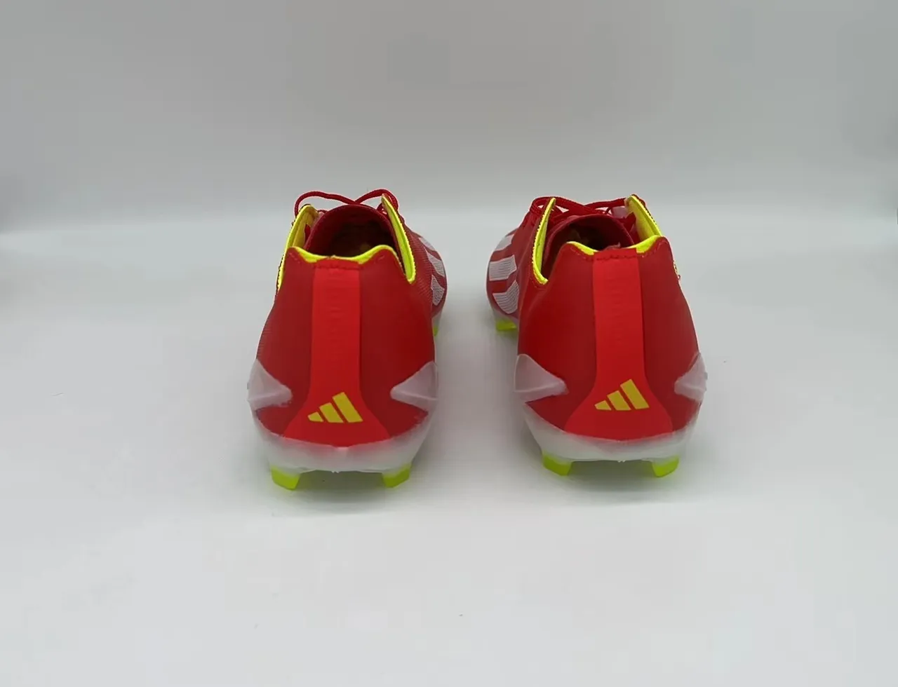 Adidas Chaussures de football Firm-Ground à talons bas, empeigne synthétique perforée avec branding de trois rayures en rouge et jaune 3