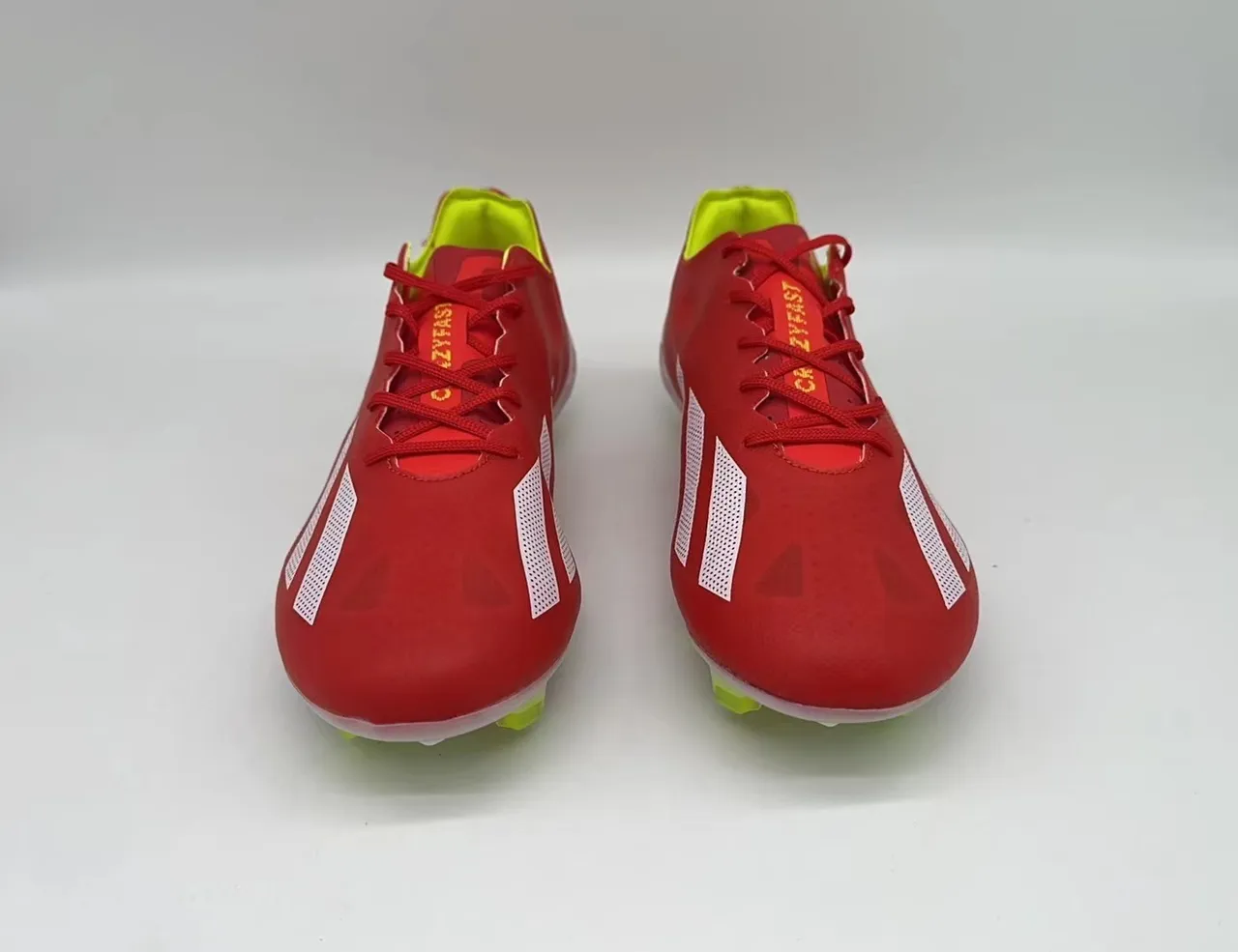 Adidas Chaussures de football Firm-Ground à talons bas, empeigne synthétique perforée avec branding de trois rayures en rouge et jaune 4