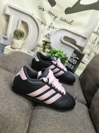 Adidas Samba OG sneakers lifestyle noirs et roses 9