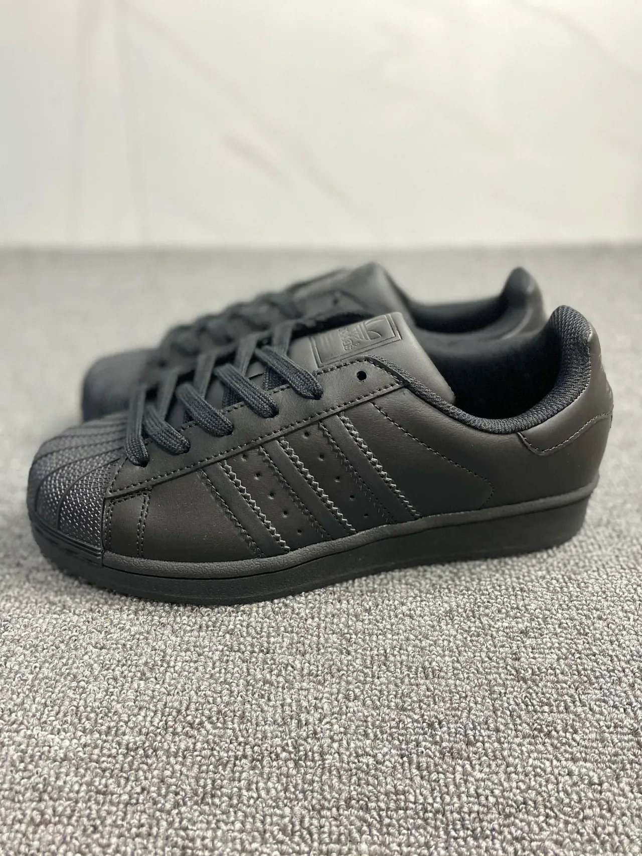 Adidas Superstar Tênis Lifestyle de Couro Todo Preto 4