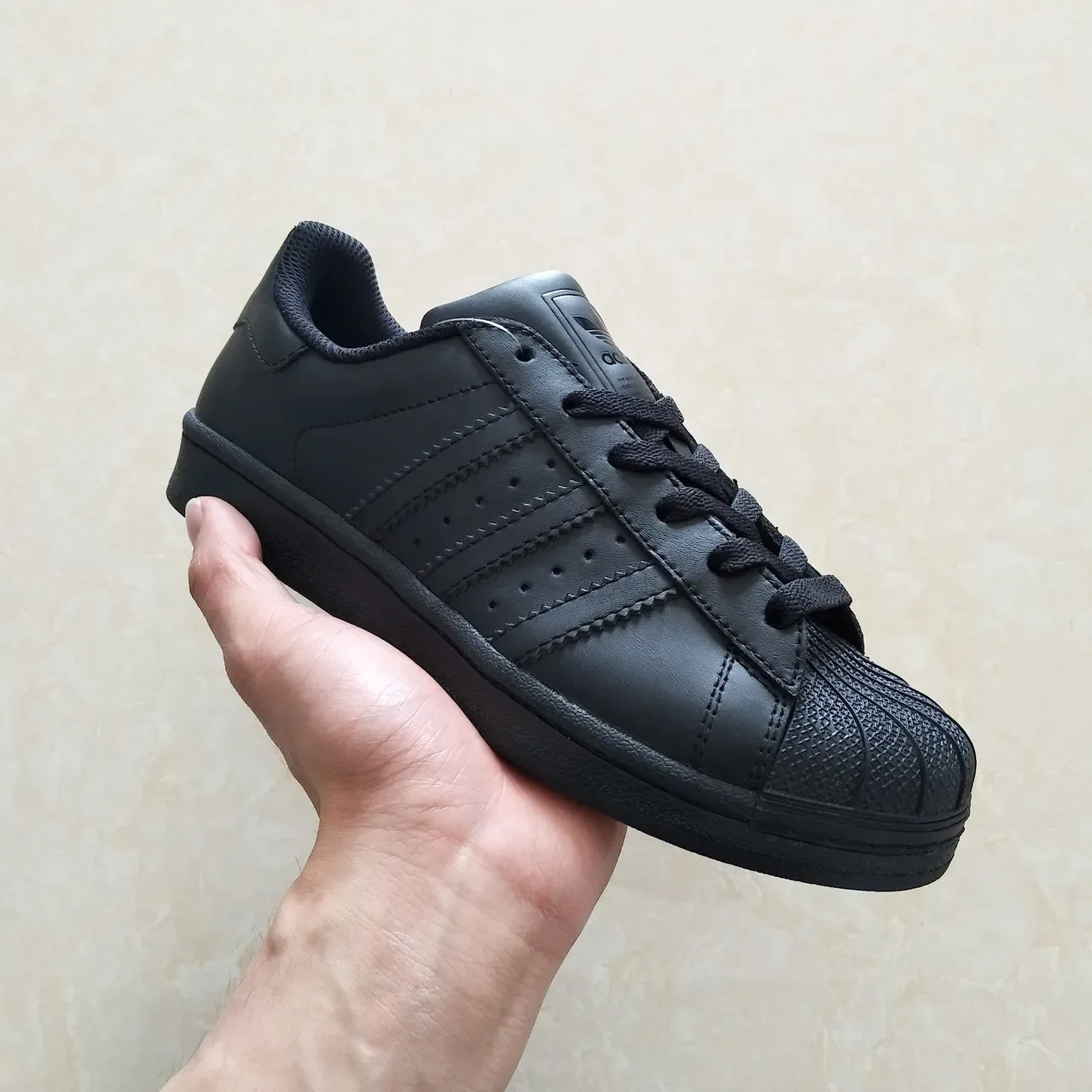 Adidas Superstar Tênis Lifestyle de Couro Todo Preto 13