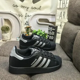 Adidas Superstar أحذية رياضية سوداء وفضية معدنية أسلوب حياة