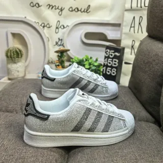 Adidas Superstar حذاء أسلوب حياة أبيض مزين بالكريستال