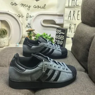 Adidas Superstar حذاء رياضي أسلوبي رمادي وأسود