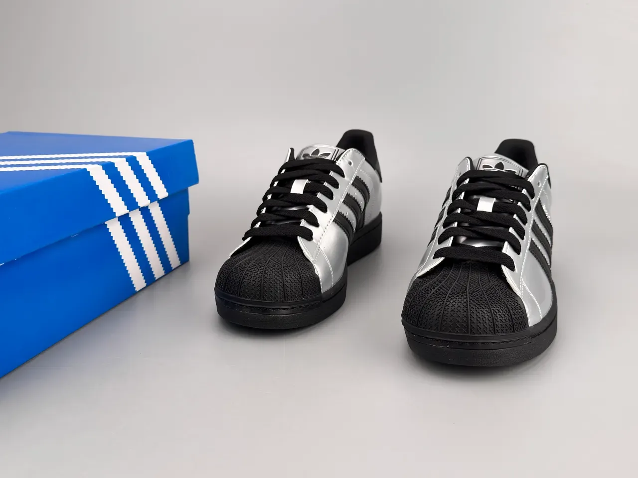 Adidas Superstar Prata Metálica e Preto Tênis Lifestyle 3