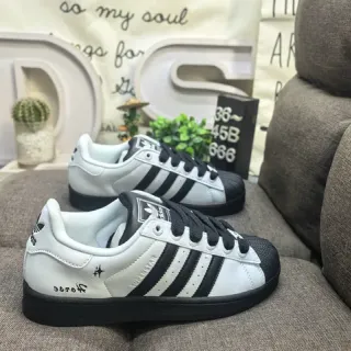 Adidas Superstar سنيكرز أبيض وأسود للنمط الحياتي