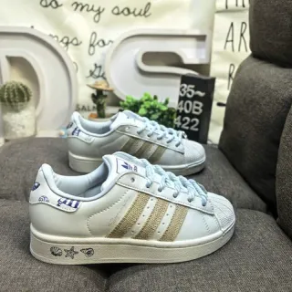 Adidas أبيض بيج حافة الصدفة ثلاث خطوط لوح جانبي أحذية رياضية نمط حياة