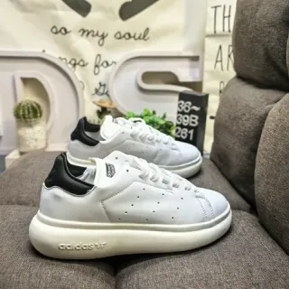 Adidas 白黑低帮穿孔皮革生活方式运动鞋