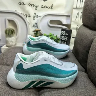 Adidas Tênis de corrida brancos e verdes com upper de knit, midsole esculpido
