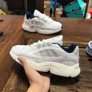 अडिडास सफेद नेवी रेट्रो-इंस्पायर्ड मिडसोल चंकी स्नीकरज़