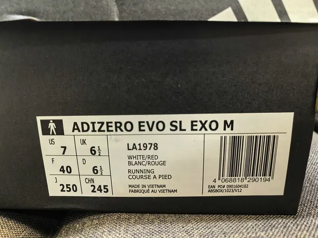 Adidas Zapatillas de running blancas y rojas de bajo top con cordones y parte superior de malla perforada 2