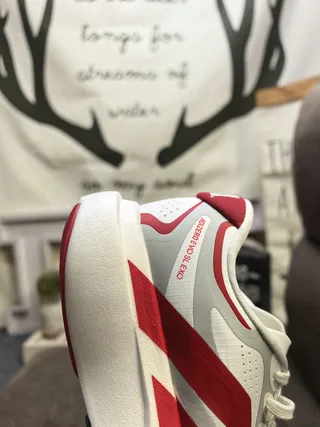 Adidas Zapatillas de running blancas y rojas de bajo top con cordones y parte superior de malla perforada 3