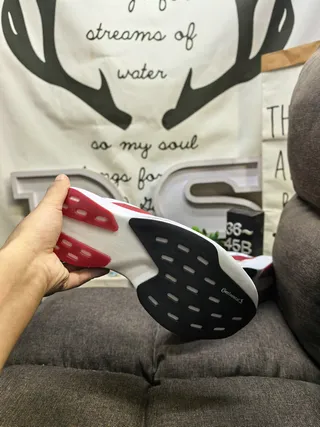 Adidas Zapatillas de running blancas y rojas de bajo top con cordones y parte superior de malla perforada 4