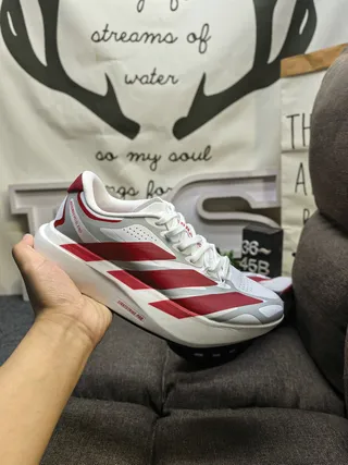 Adidas Zapatillas de running blancas y rojas de bajo top con cordones y parte superior de malla perforada 5