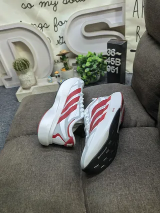 Adidas Zapatillas de running blancas y rojas de bajo top con cordones y parte superior de malla perforada 6