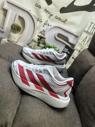 Adidas Zapatillas de running blancas y rojas de bajo top con cordones y parte superior de malla perforada 7