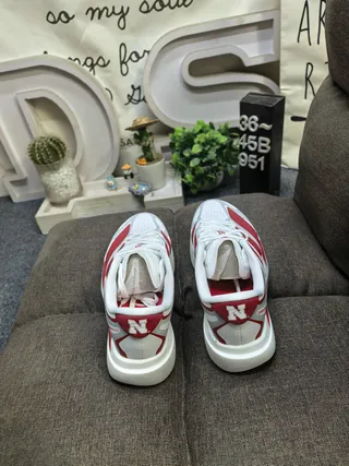 Adidas Zapatillas de running blancas y rojas de bajo top con cordones y parte superior de malla perforada 8